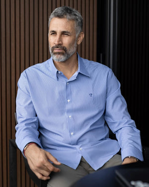 Camisa Performance cuadros azul oscuro para hombre marca DANTE tallaje regular fit foto lifestyle yepes