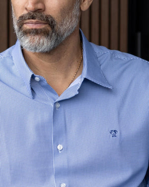 Camisa Performance cuadros azul oscuro para hombre marca DANTE tallaje regular fit foto lifestyle yepes