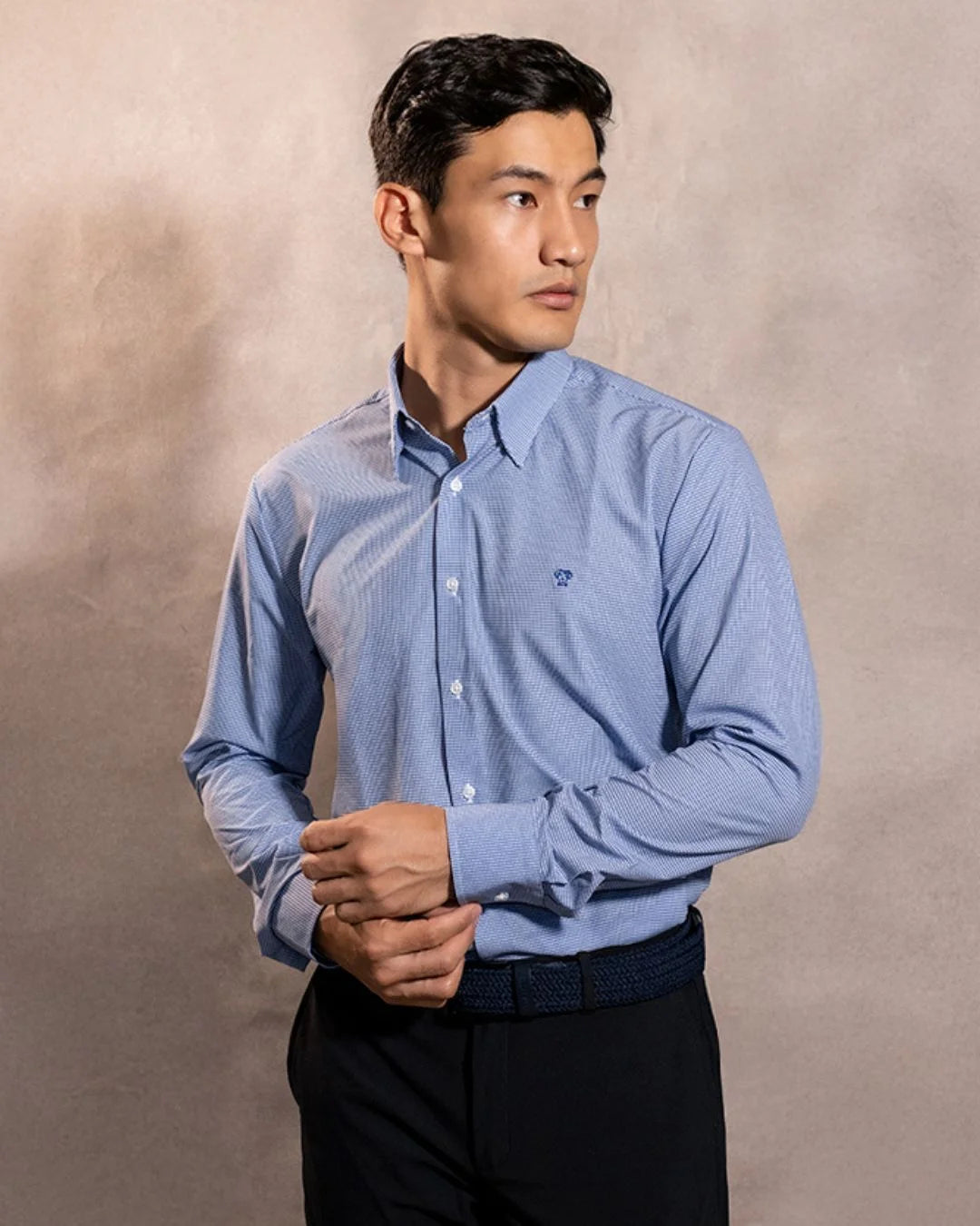 Camisa Performance cuadros azul oscuro antiarrugas para hombre marca DANTE tallaje regular fit foto modelo2