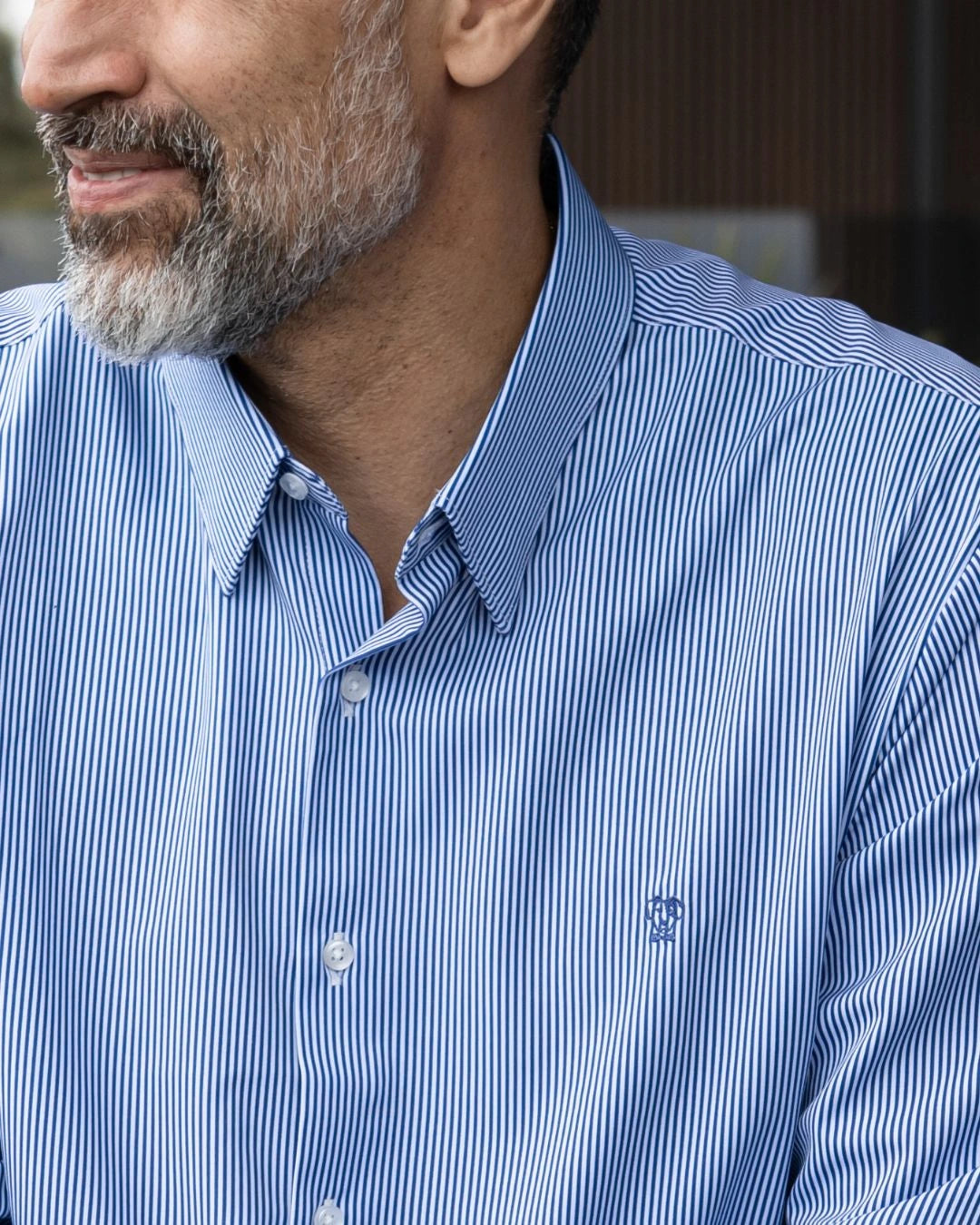 Camisa Performance rayas azul oscuro para hombre marca DANTE tallaje regular fit foto lifestyle yepes close