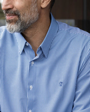 Camisa Performance rayas azul oscuro para hombre marca DANTE tallaje regular fit foto lifestyle yepes close