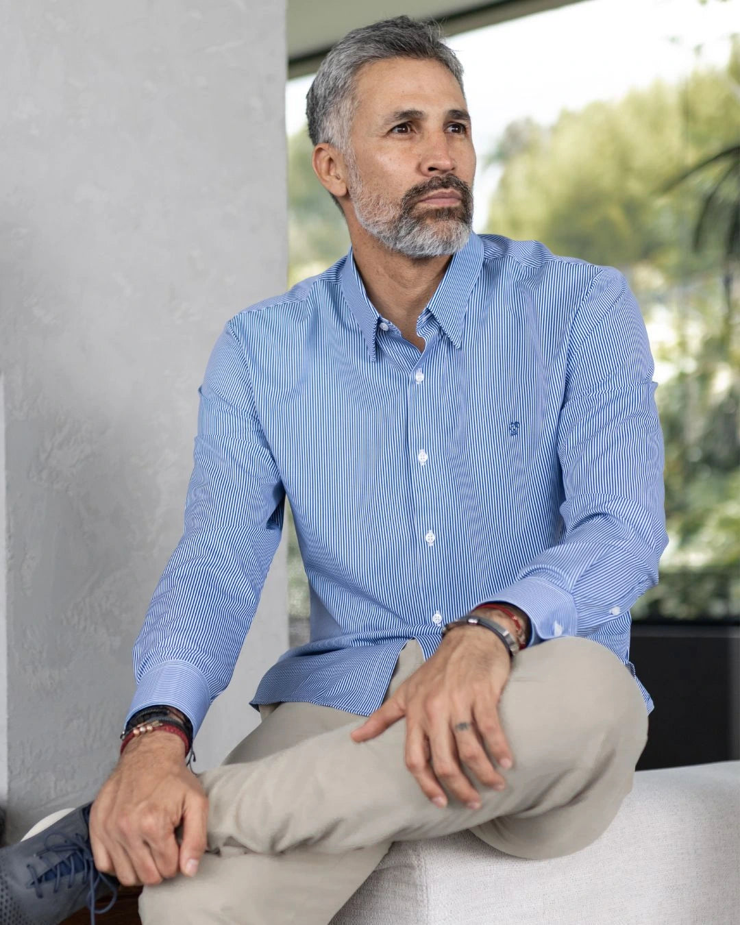 Camisa Performance rayas azul oscuro para hombre marca DANTE tallaje regular fit foto lifestyle yepes