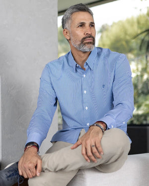 Camisa Performance rayas azul oscuro para hombre marca DANTE tallaje regular fit foto lifestyle yepes