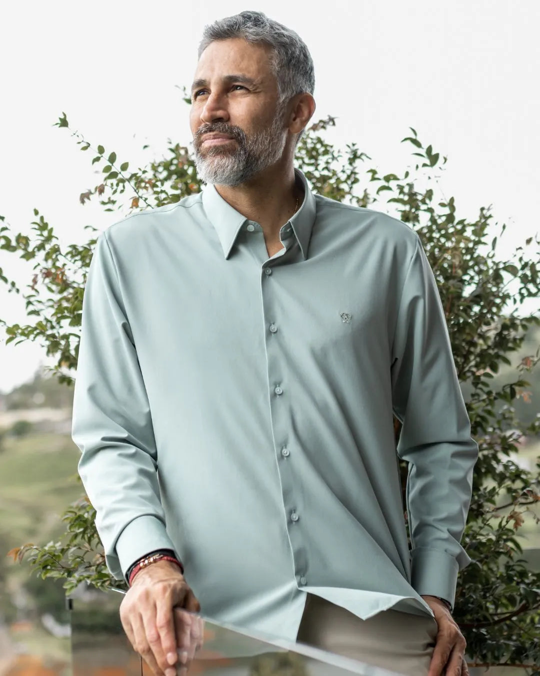 Camisa Performance verde sage antiarrugas para hombre marca DANTE tallaje regular fit foto yepes