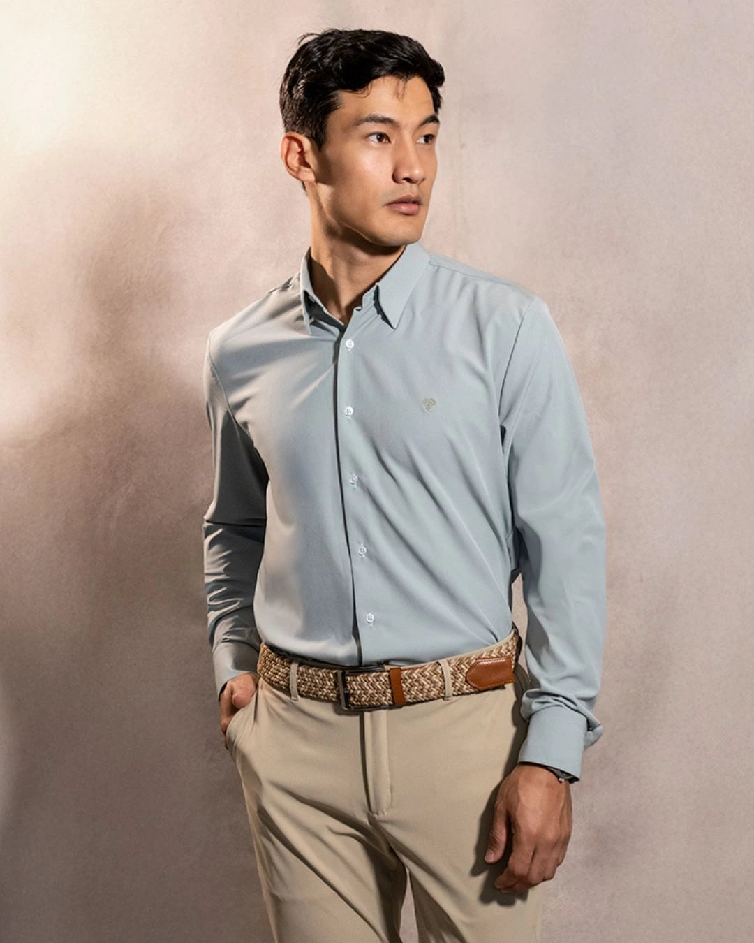 Camisa Performance verde sage antiarrugas para hombre marca DANTE tallaje regular fit foto modelo1