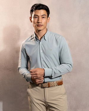 Camisa Performance verde sage antiarrugas para hombre marca DANTE tallaje regular fit foto modelo2