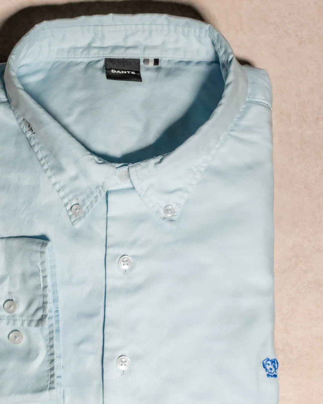 Camisa antimanchas Oxford Azul Sky Logo Combinado marca DANTE para hombre regular fit foto  producto 2