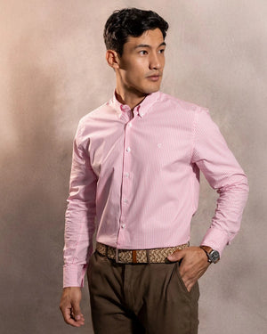 Camisa antimanchas Popelina Rayas Rosadas para hombre marca DANTE tallaje regular fit foto modelo