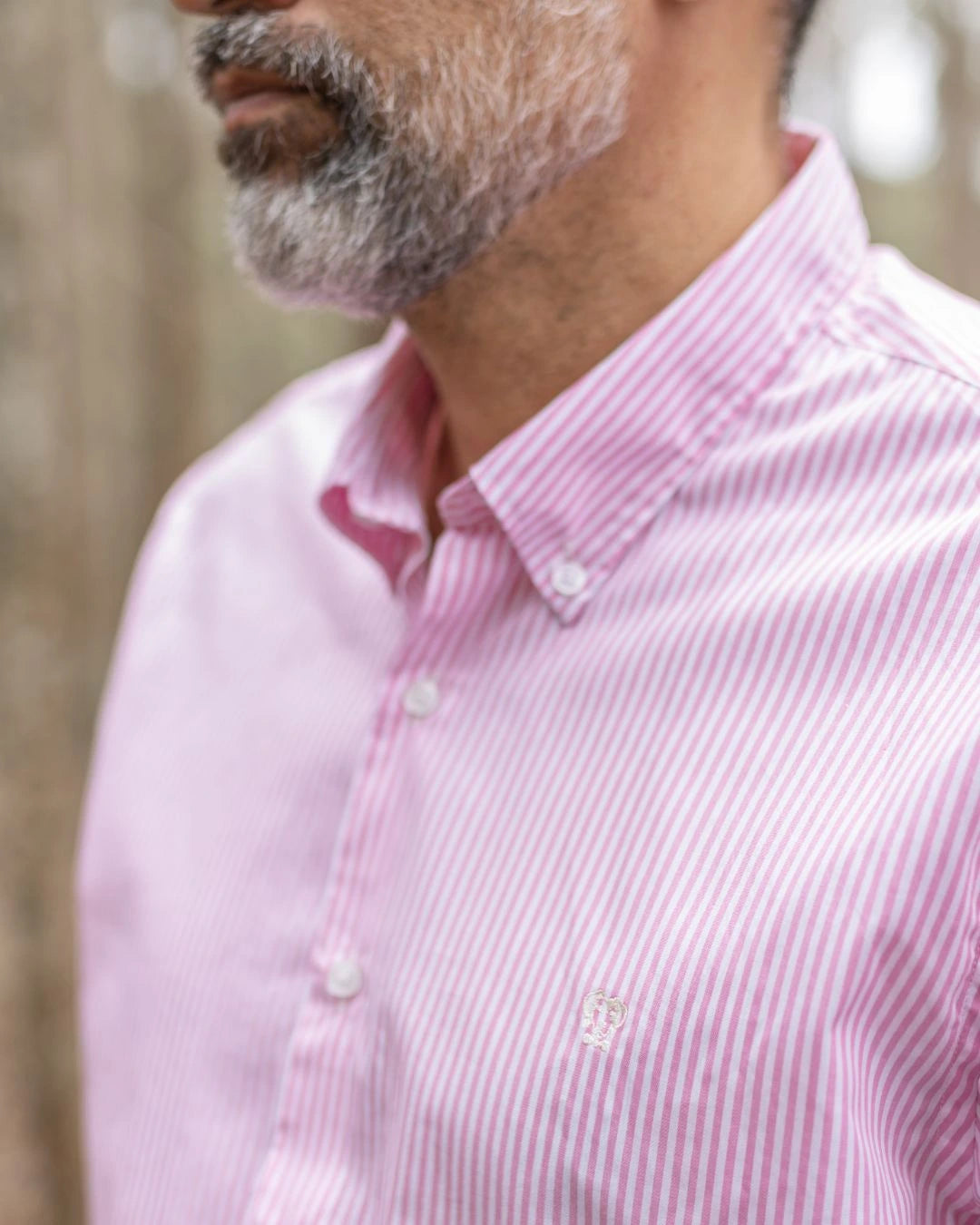 Camisa antimanchas popelina rayas rosadas marca DANTE para hombre regular fit foto yepes logo