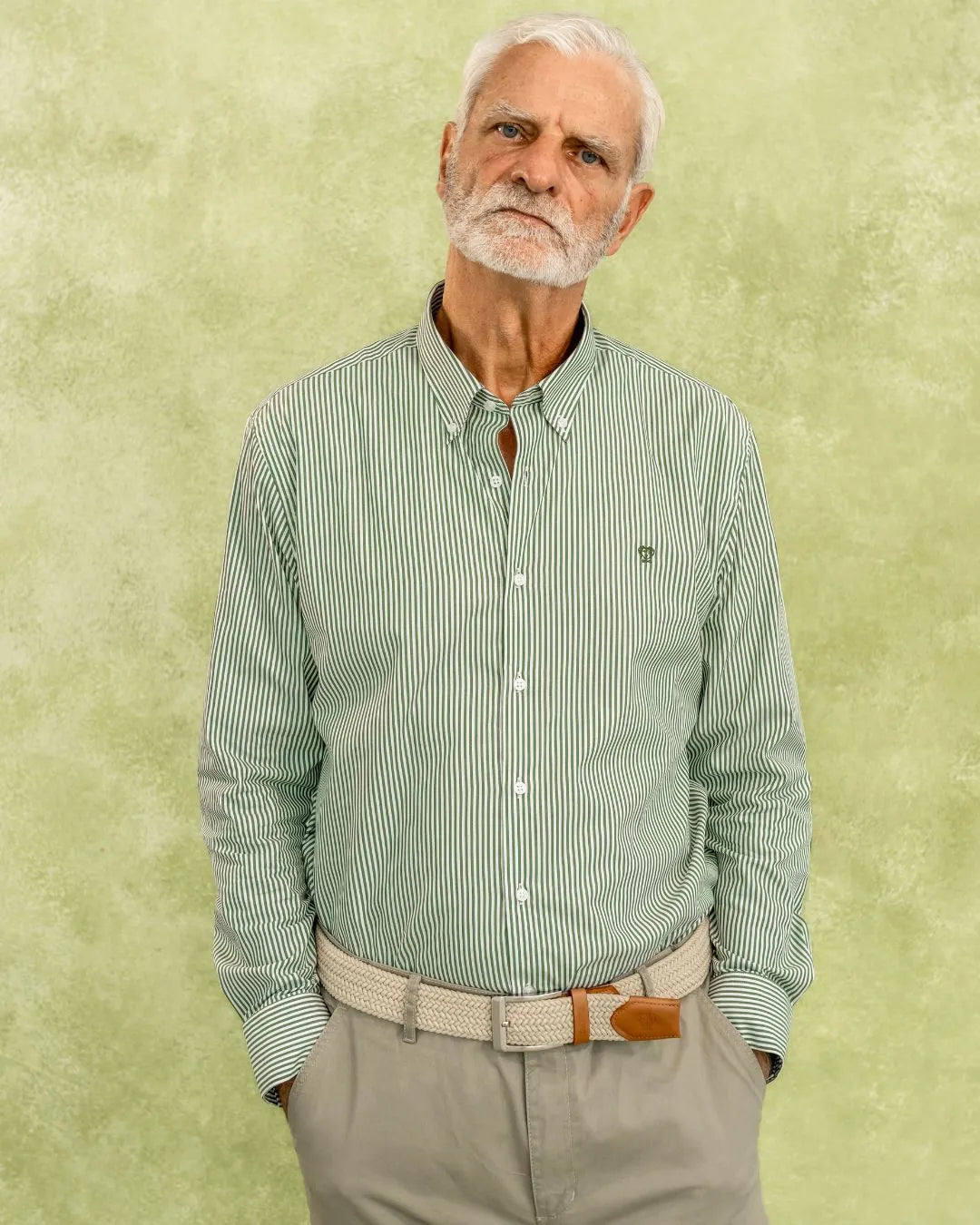 Camisa antimanchas Popelina Rayas Verde Oscuro para hombre marca DANTE tallaje regular fit foto modelo