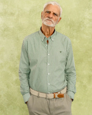 Camisa antimanchas Popelina Rayas Verde Oscuro para hombre marca DANTE tallaje regular fit foto modelo