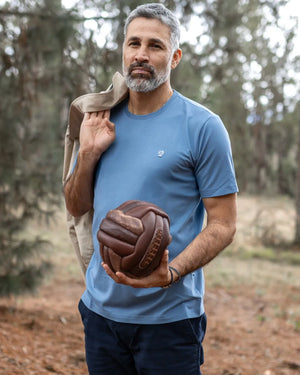 Camiseta Antimanchas Azul Chino para hombre marca DANTE tallaje regular fit foto modelo with ball