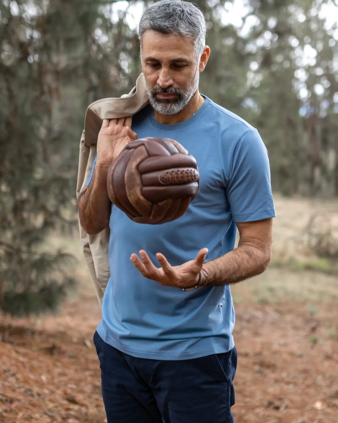 Camiseta Antimanchas Azul Chino para hombre marca DANTE tallaje regular fit foto model with ball1