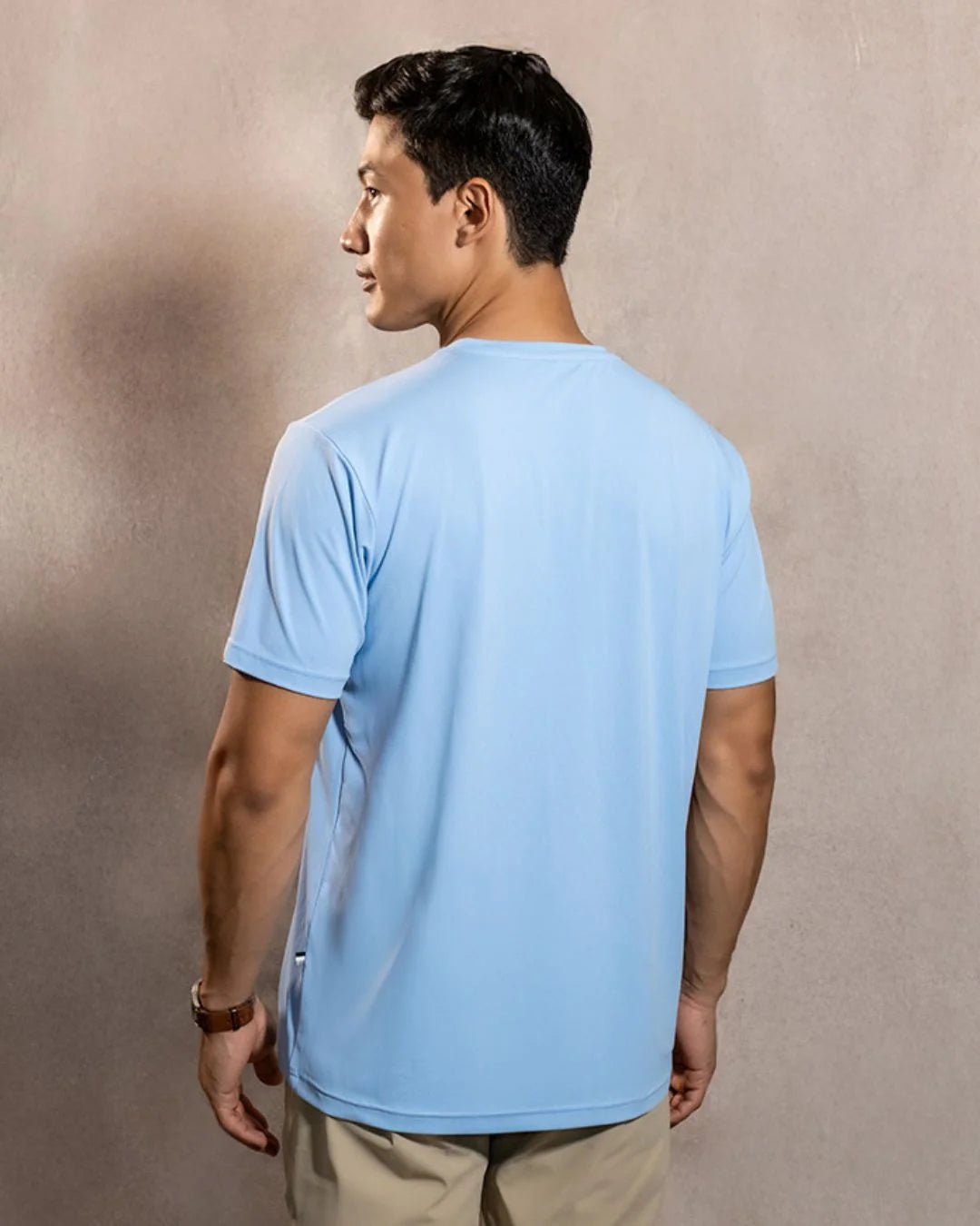 Camiseta Performance Celeste antiarrugas para hombre marca DANTE tallaje regular fit foto espaldas