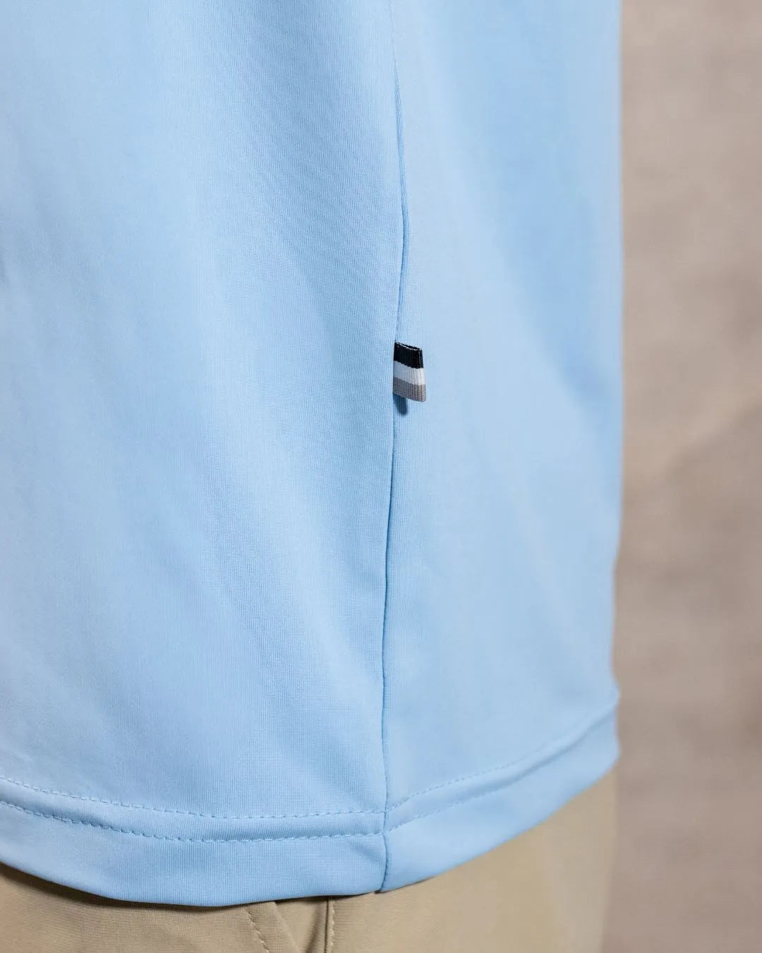 Camiseta Performance Celeste antiarrugas para hombre marca DANTE tallaje regular fit foto marquilla