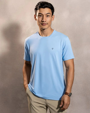 Camiseta Performance Celeste antiarrugas para hombre marca DANTE tallaje regular fit foto modelo