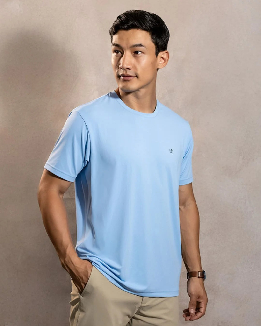 Camiseta Performance Celeste antiarrugas para hombre marca DANTE tallaje regular fit foto modelo