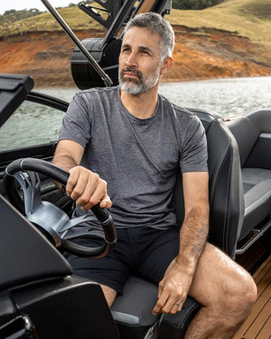 Camiseta Performance Gris Jaspe  antiarrugas para hombre marca DANTE tallaje regular fit foto lifestyle1