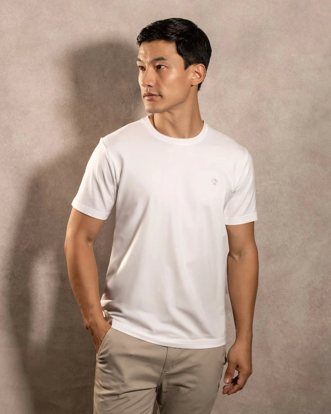 Camiseta antimanchas Blanco logo gris hombre marca DANTE tallaje regular fit foto modelo