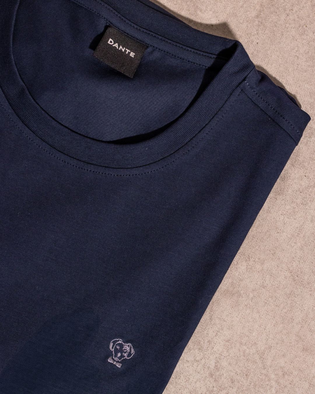 Camiseta antimanchas Dark Blue hombre marca DANTE tallaje regular fit foto close