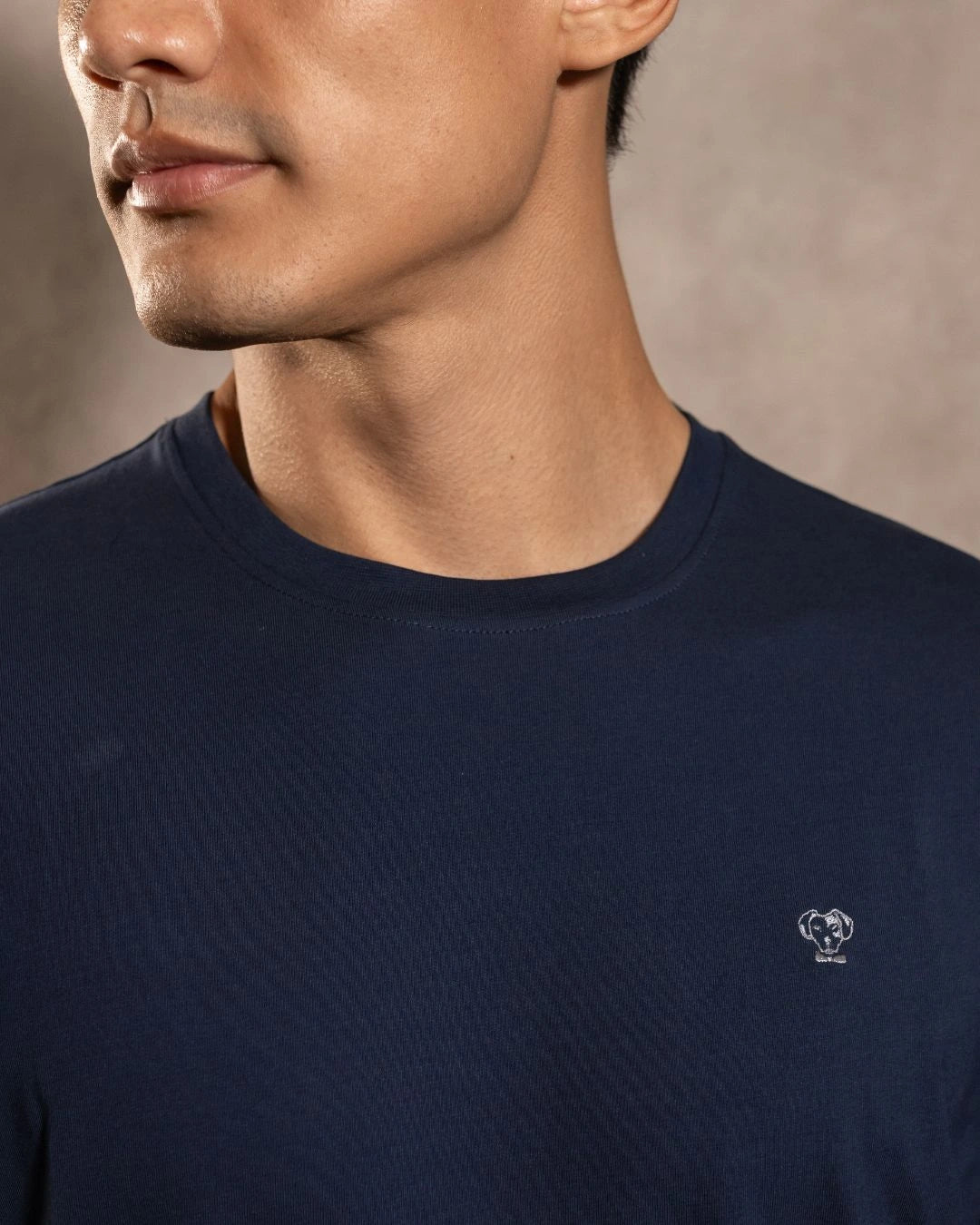 Camiseta antimanchas Dark Blue hombre marca DANTE tallaje regular fit foto modelo