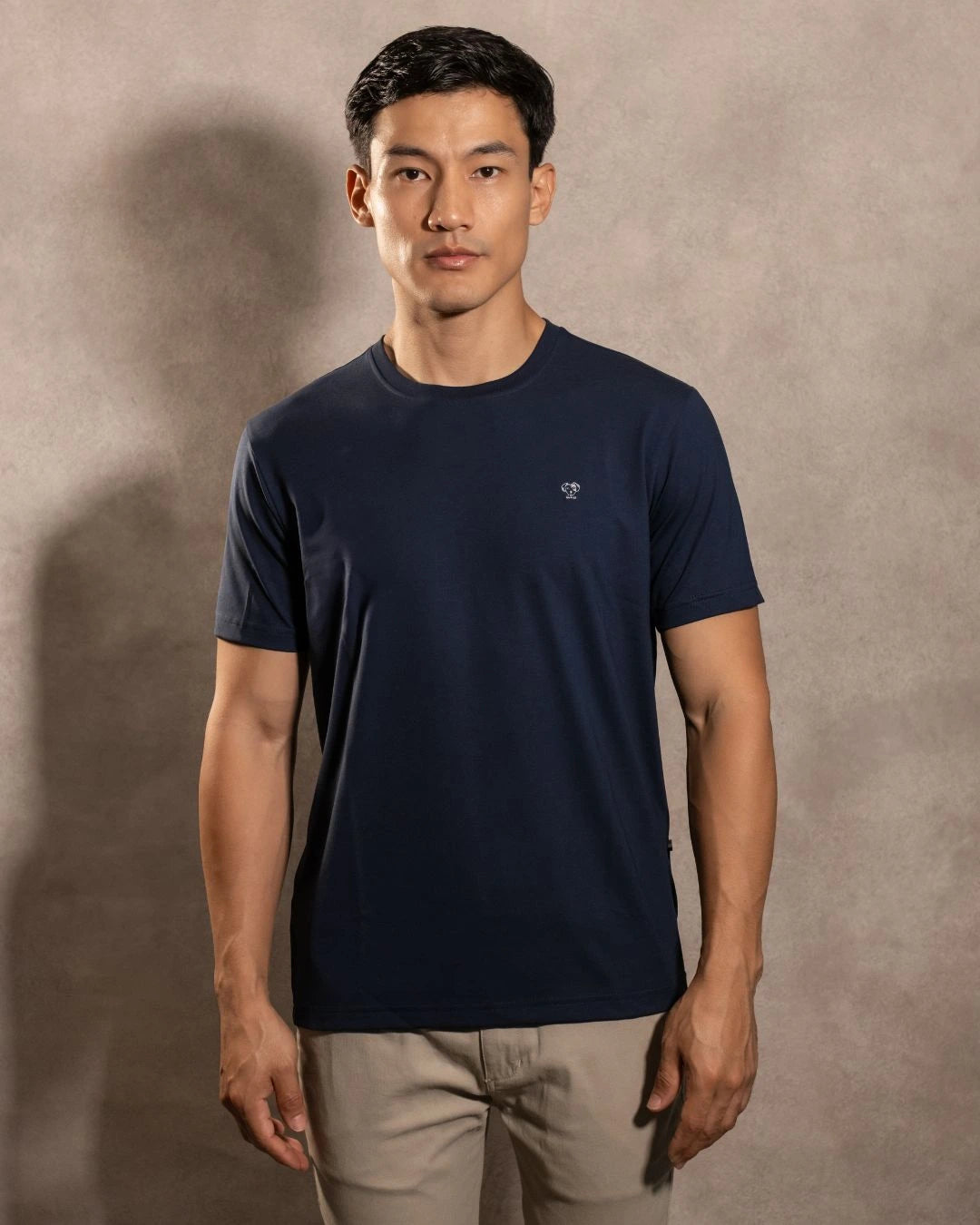 Camiseta antimanchas Dark Blue hombre marca DANTE tallaje regular fit foto modelo