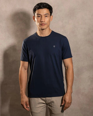 Camiseta antimanchas Dark Blue hombre marca DANTE tallaje regular fit foto modelo