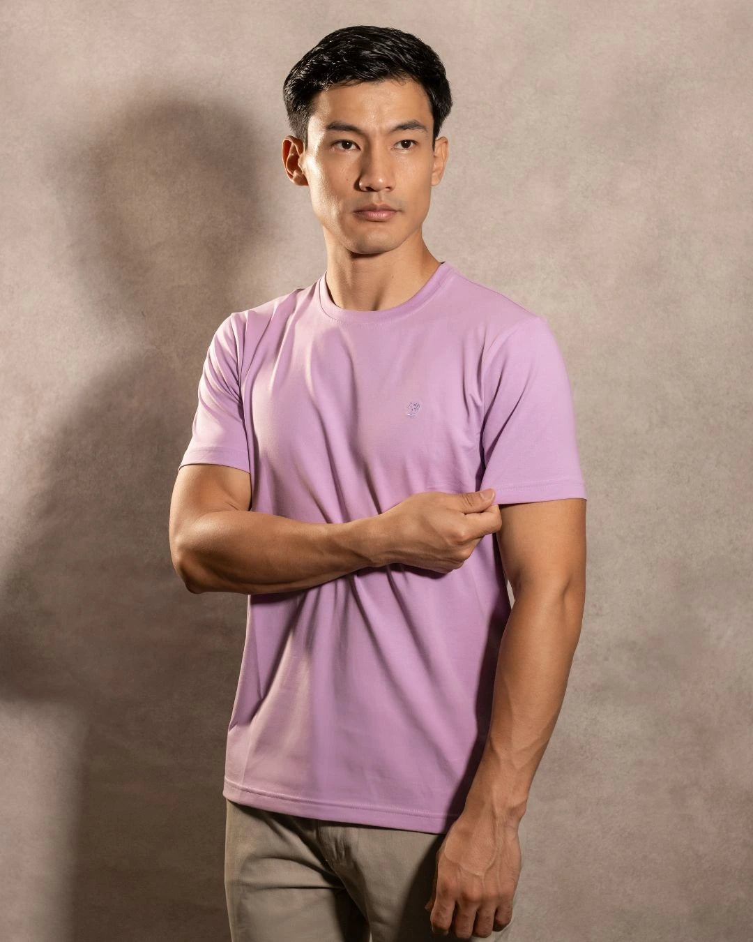 Camiseta antimanchas Lila hombre marca DANTE tallaje regular fit foto modelo2