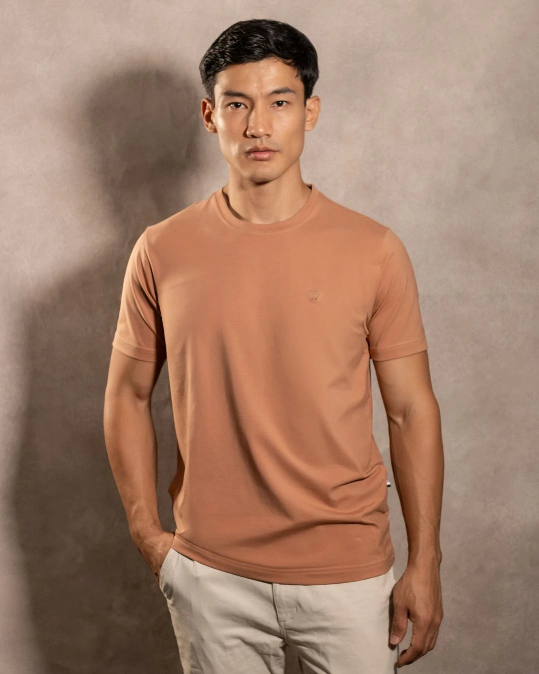 Camiseta antimanchas Mocca hombre marca DANTE tallaje regular fit foto modelo