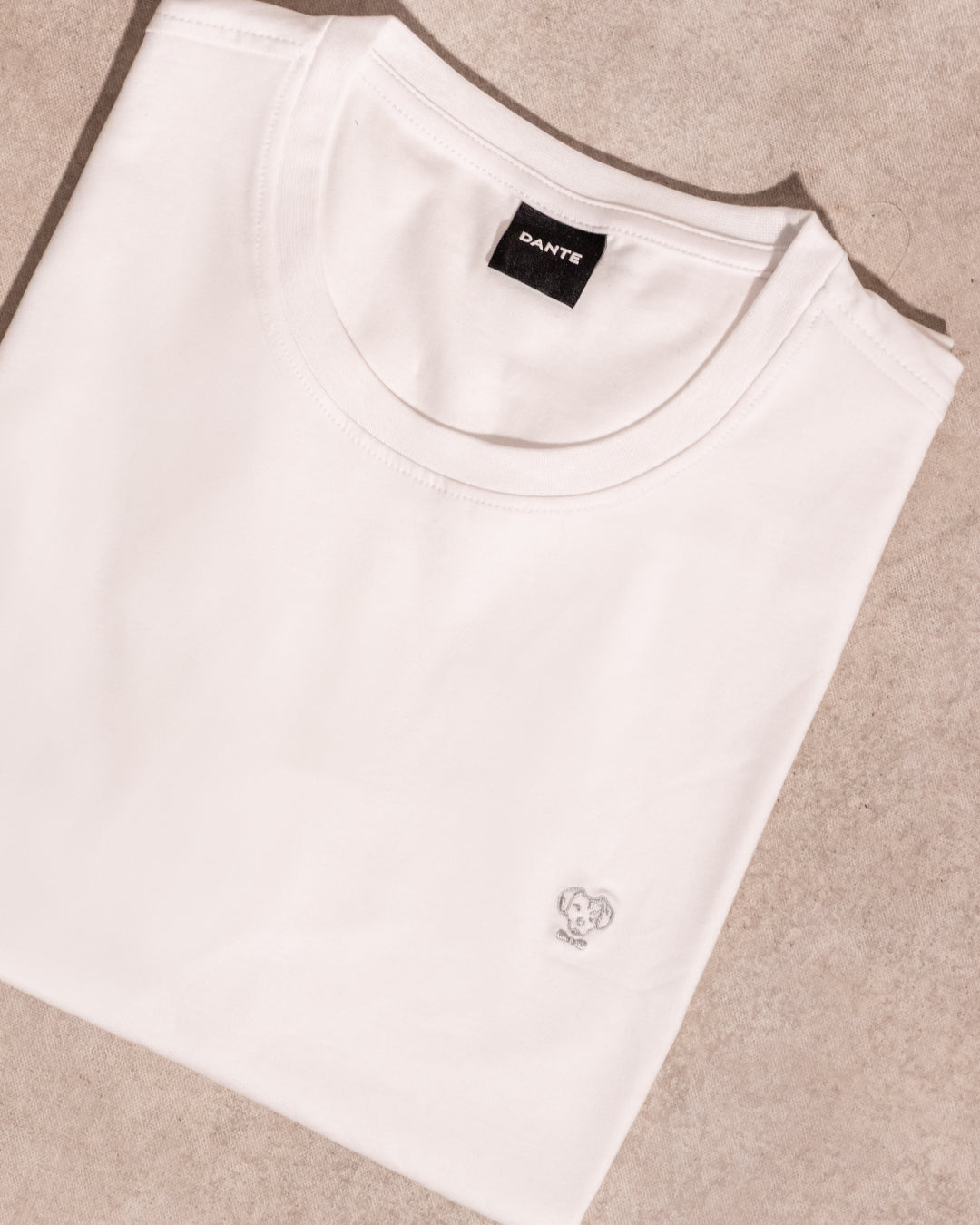 Camiseta antimanchas Blanca Logo Gris hombre marca DANTE tallaje regular fit foto
