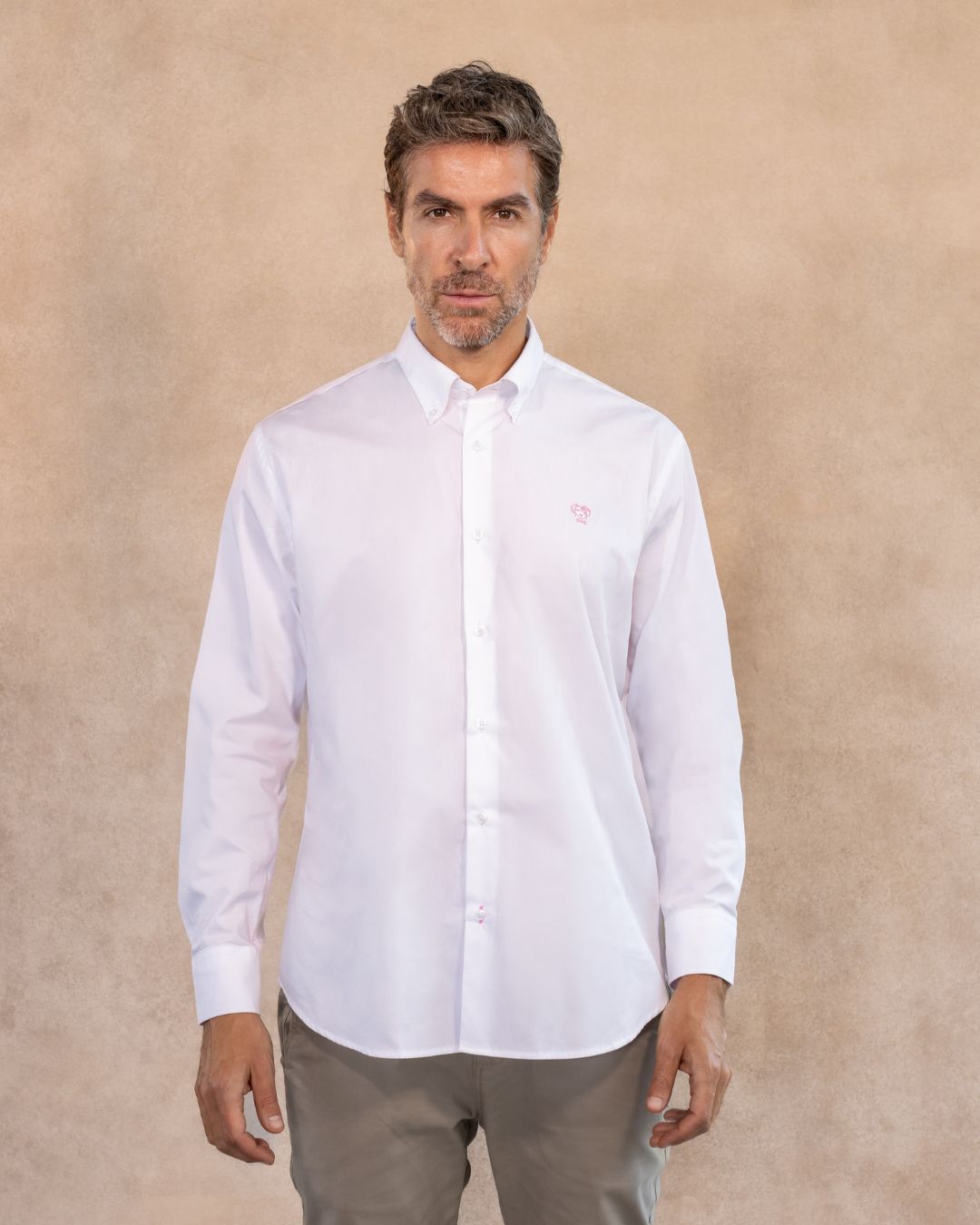 Camisa Antimanchas Popelina Blanca Logo Rosado - Talla Regular