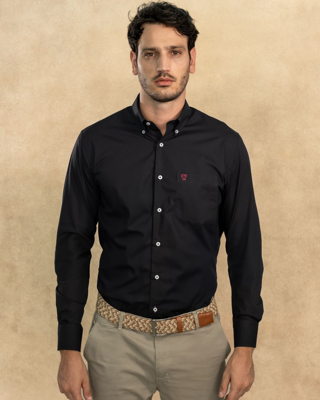 Camisa Antimanchas Popelina Negro con Bolsillo Logo Burgundy - Talla Regular