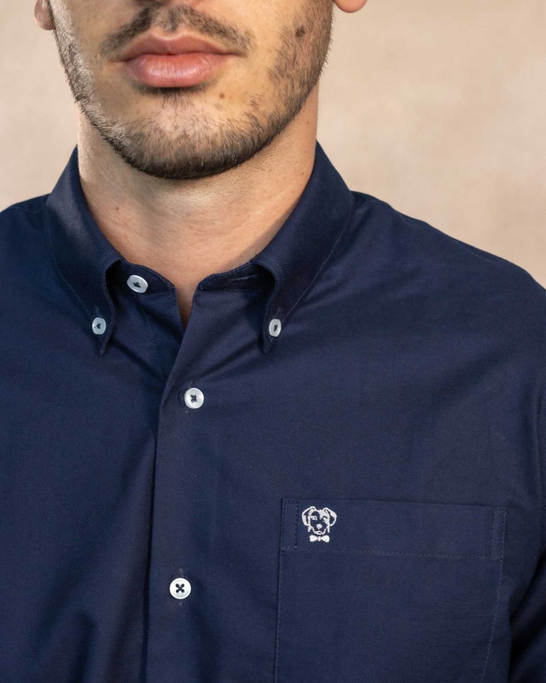 Camisa Antimanchas Oxford Azul Oscuro con Bolsillo Logo Gris - Talla Regular