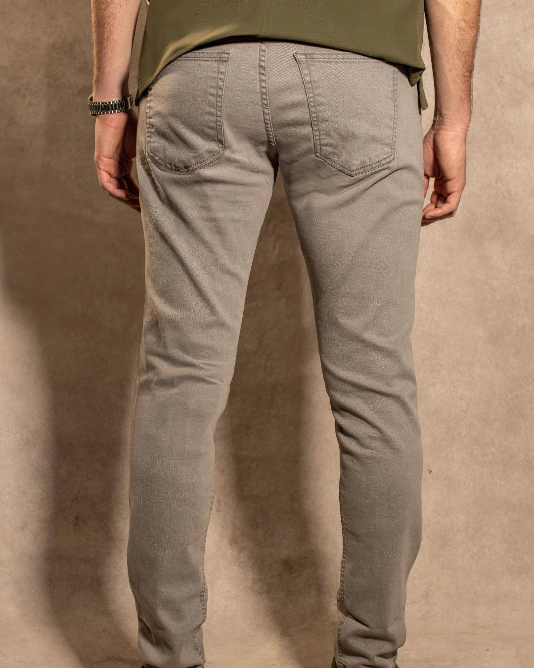 Jean Elástico Gris Claro para hombre marca DANTE ajustado foto espaldas