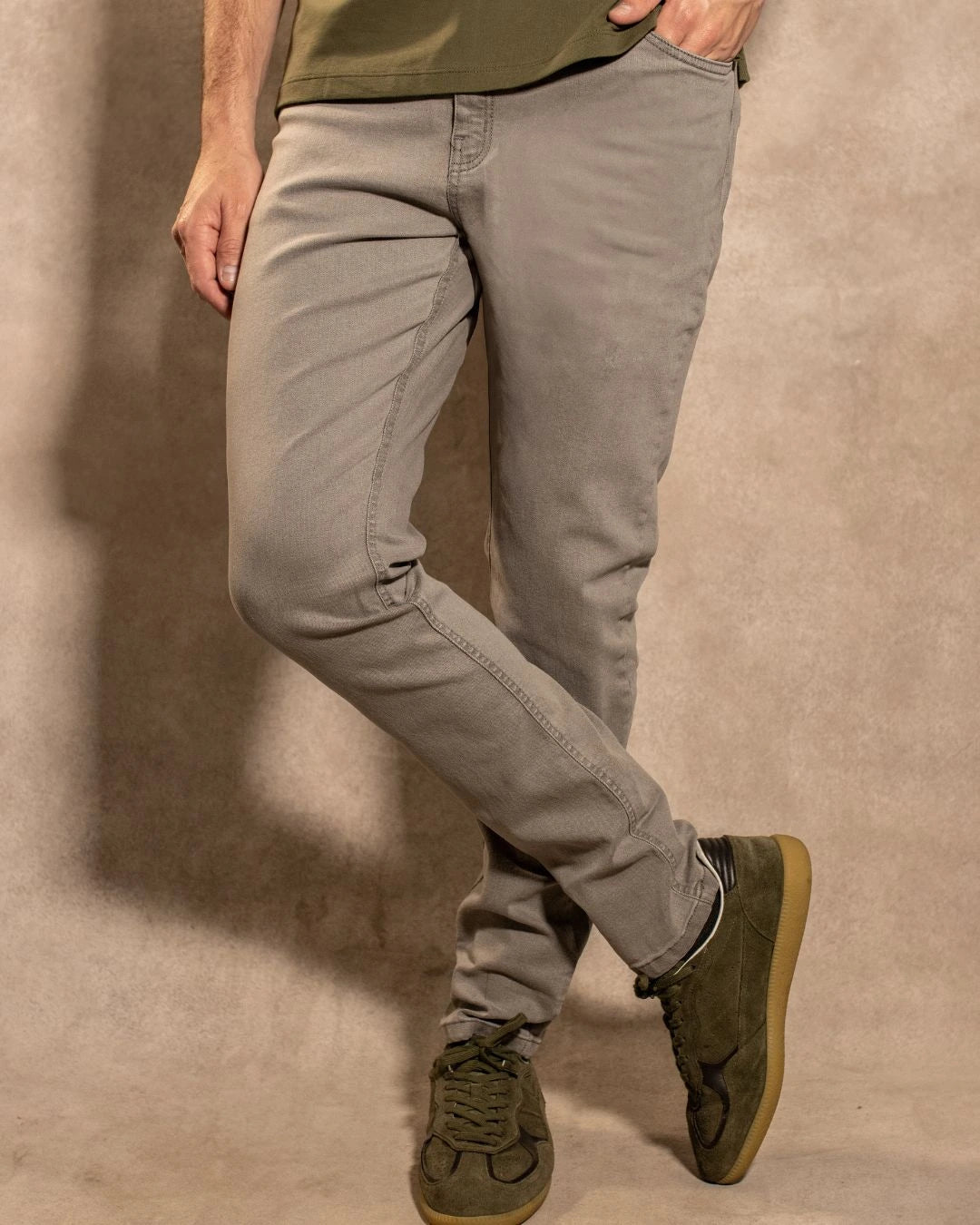 Jean Elástico Gris Claro para hombre marca DANTE ajustado foto modelo2