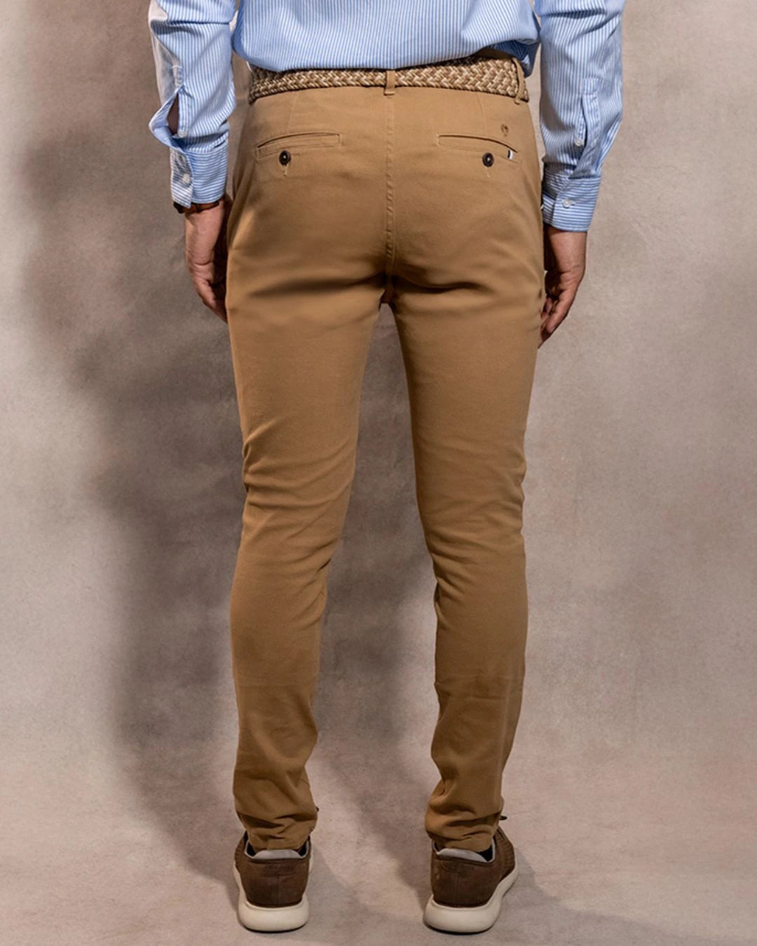 Pantalón Elástico Camel para hombre marca DANTE tallaje regular fit foto espalda