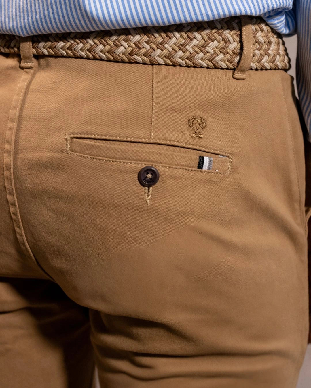 Pantalón Elástico Camel para hombre marca DANTE tallaje regular fit foto logo