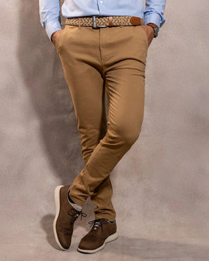 Pantalón Elástico Camel para hombre marca DANTE tallaje regular fit foto modelo