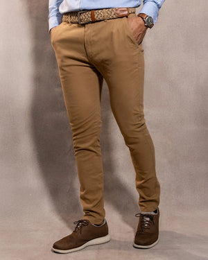 Pantalón Elástico Camel para hombre marca DANTE tallaje regular fit foto modelo2