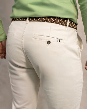 Pantalón elástico chino color MArfil para hombre marca DANTE foto de cerca
