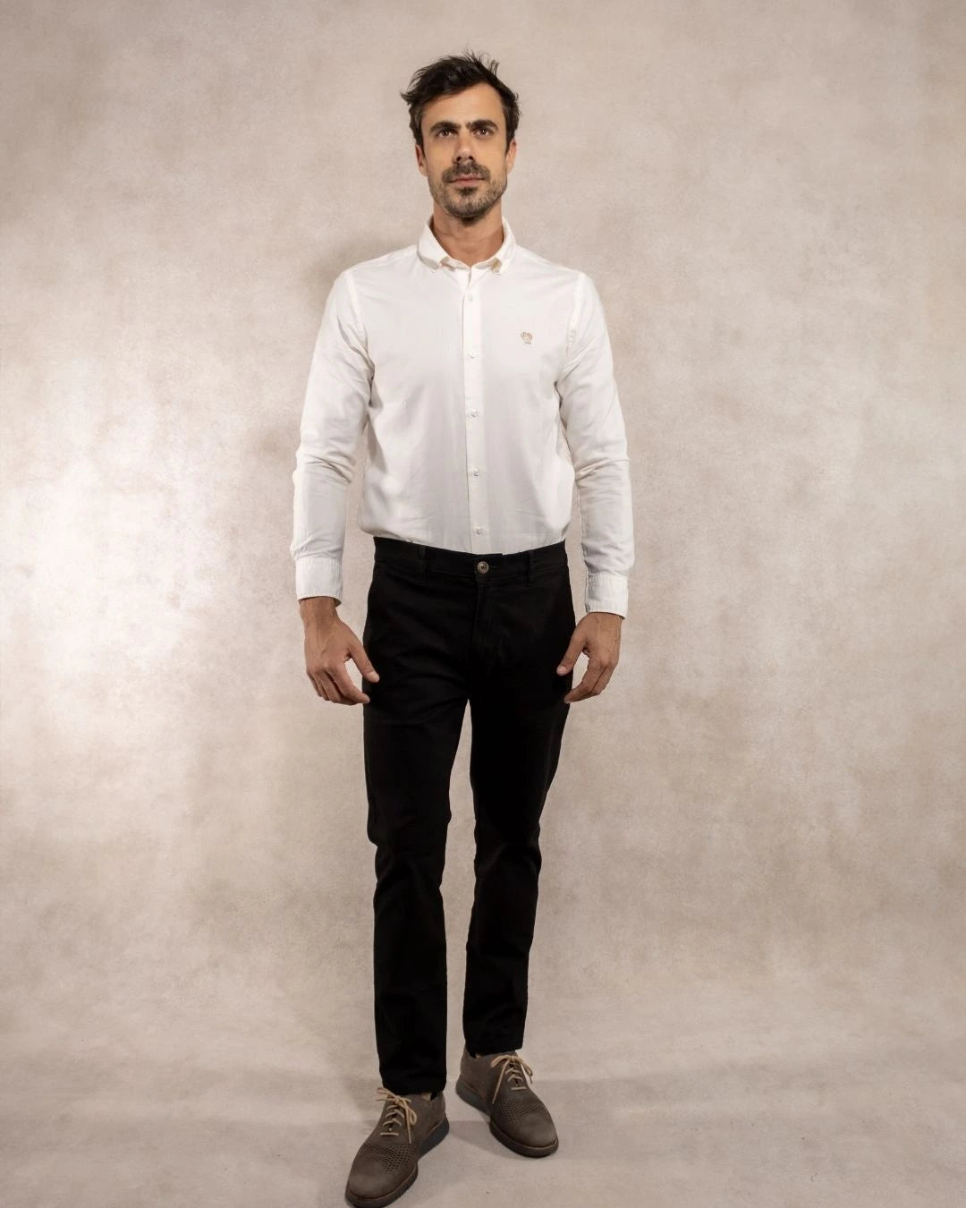 Pantalón elástico chino color negro para hombre marca DANTE foto completa
