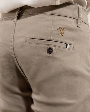 Pantalón elástico chino color taupé para hombre marca DANTE foto de cerca