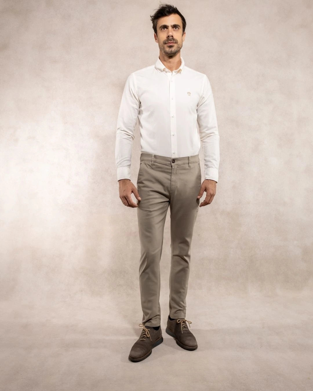 Pantalón elástico chino color taupé para hombre marca DANTE foto lejos
