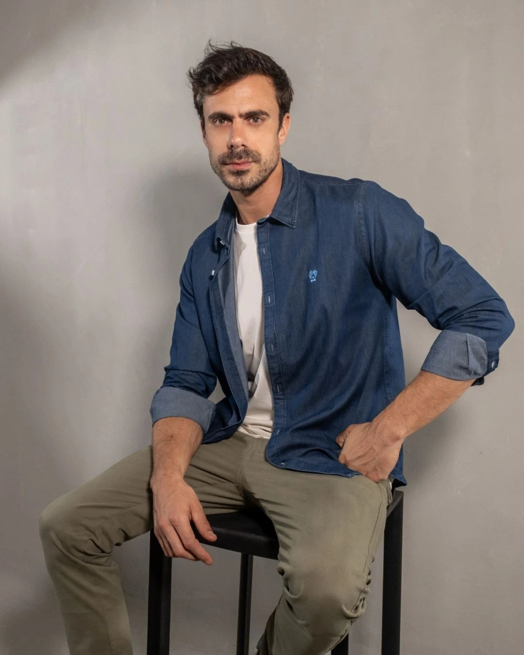 Pantalón elástico chino color verde claro para hombre marca DANTE foto lifestyle 