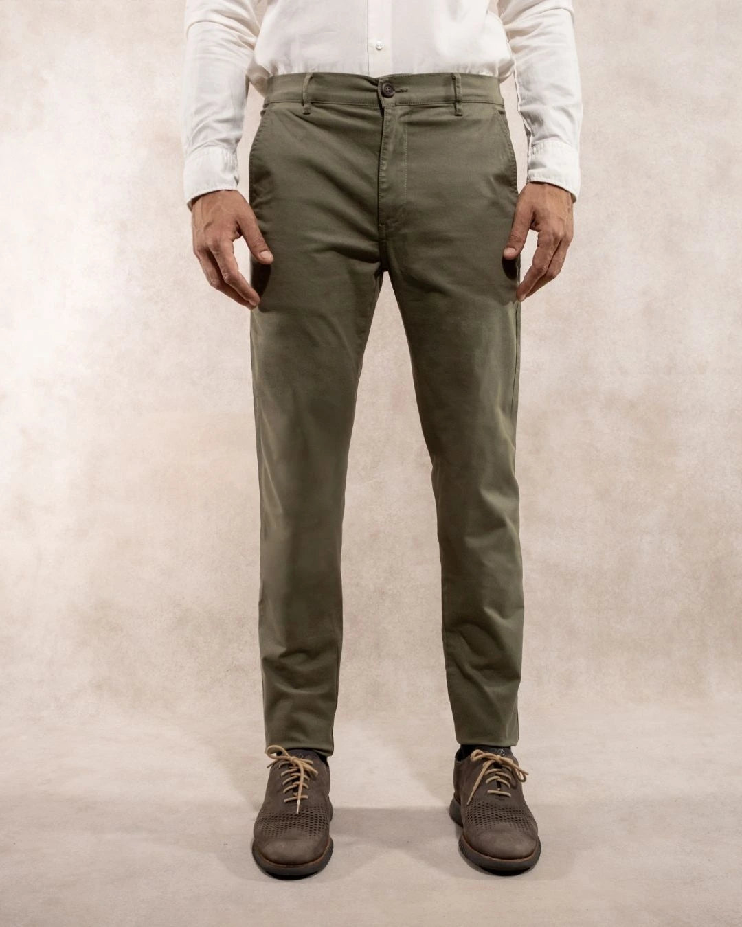 Pantalón elástico chino color verde claro para hombre marca DANTE foto modelo