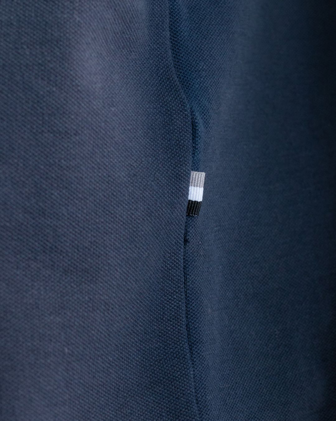 Polo Antimanchas Azul Navy para hombre marca DANTE tallaje regular fit foto tela