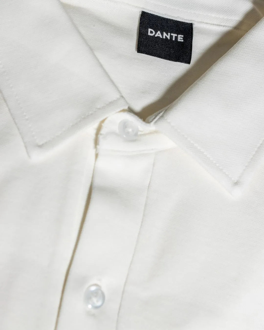 Polo Antimanchas Cuello Rígido Ivory marca DANTE tallaje regular fit foto cuello