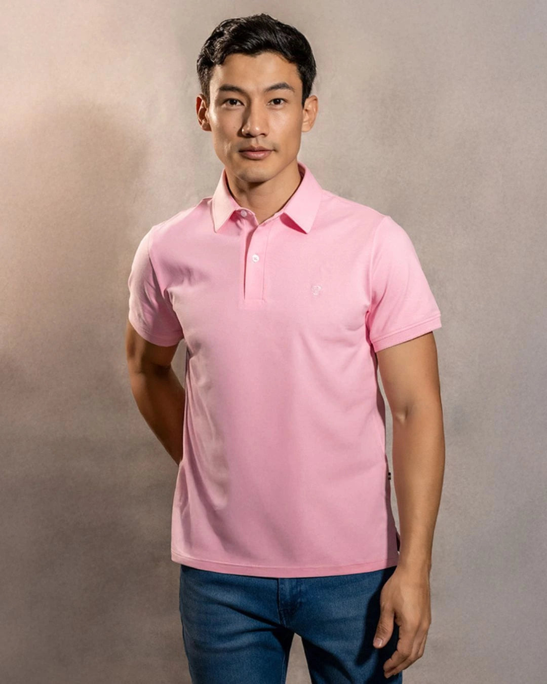 Polo Antimanchas Cuello Rígido Rosado marca DANTE tallaje regular fit foto modelo