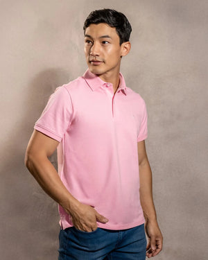 Polo Antimanchas Cuello Rígido Rosado marca DANTE tallaje regular fit foto modelo2