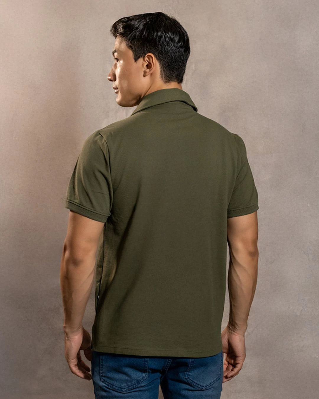Polo Antimanchas Cuello Rígido Verde Militar marca DANTE tallaje regular fit foto espalda